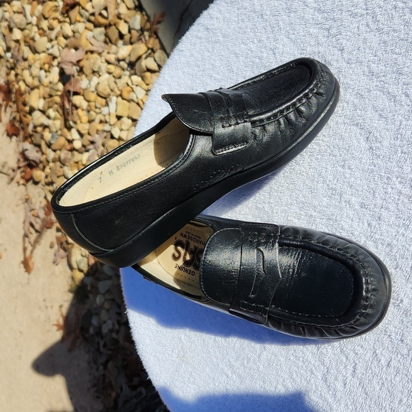 SAS Women's Classic Loafer Comfort Shoes Sz 7 Black Leather Supportive Slip On - Picture 2 of 7